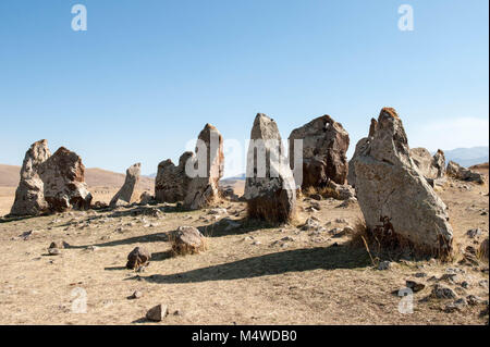 Zorats Karer o Carahunge è un preistorico di Stonehenge armena sito archeologico vicino alla città di Sisian nella provincia di Syunik dell'Armenia. Foto Stock