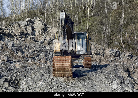 Impianto di estrazione e produzione di ghiaia e scaglie di granito. Escavatore per miniere di granito, scavo di ghiaia Foto Stock