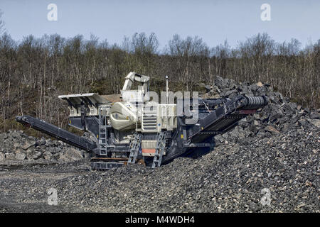 Impianto di estrazione e produzione di ghiaia e scaglie di granito. Attrezzature per la lavorazione del granito, processore per la lavorazione del granito, scavo di ghiaia Foto Stock