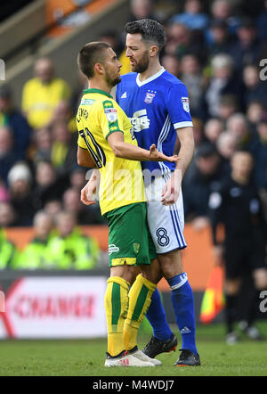 Norwich City's Moritz Leitner (sinistra) e Ipswich Town Cole Skuse uno scambio di parole durante il cielo di scommessa match del campionato a Carrow Road, Norwich. Foto Stock