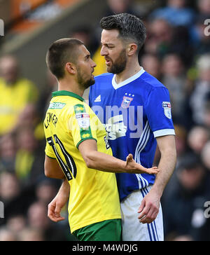 Norwich City's Moritz Leitner (sinistra) e Ipswich Town Cole Skuse uno scambio di parole durante il cielo di scommessa match del campionato a Carrow Road, Norwich. Foto Stock