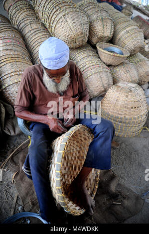 Lavoratore del Bangladesh rendendo cestello da bambù in Narayanganj vicino a Dacca in Bangladesh Foto Stock