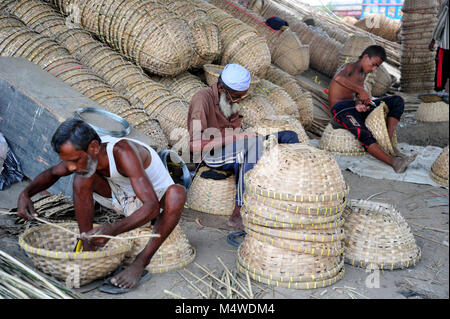 Lavoratore del Bangladesh rendendo cestello da bambù in Narayanganj vicino a Dacca in Bangladesh Foto Stock