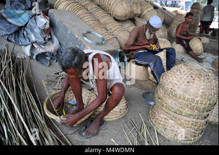 Lavoratore del Bangladesh rendendo cestello da bambù in Narayanganj vicino a Dacca in Bangladesh Foto Stock