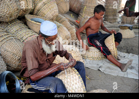 Lavoratore del Bangladesh rendendo cestello da bambù in Narayanganj vicino a Dacca in Bangladesh Foto Stock