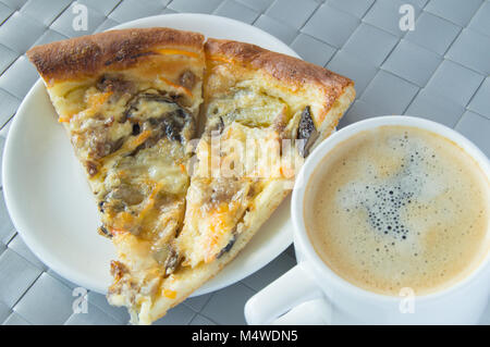La deliziosa prima colazione, il pranzo - una tazza di caffè e due fette di pizza Foto Stock