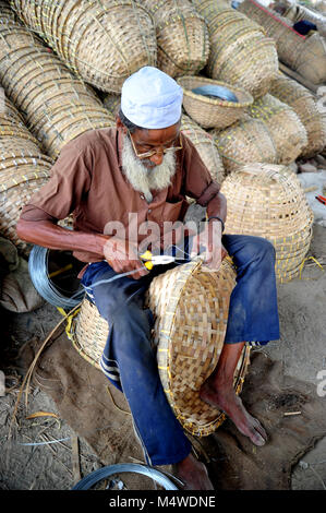 Lavoratore del Bangladesh rendendo cestello da bambù in Narayanganj vicino a Dacca in Bangladesh Foto Stock