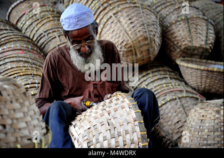 Lavoratore del Bangladesh rendendo cestello da bambù in Narayanganj vicino a Dacca in Bangladesh Foto Stock