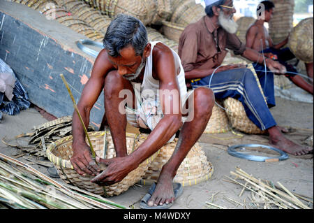 Lavoratore del Bangladesh rendendo cestello da bambù in Narayanganj vicino a Dacca in Bangladesh Foto Stock