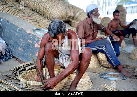 Lavoratore del Bangladesh rendendo cestello da bambù in Narayanganj vicino a Dacca in Bangladesh Foto Stock