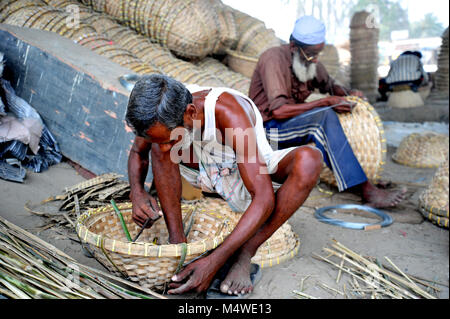 Lavoratore del Bangladesh rendendo cestello da bambù in Narayanganj vicino a Dacca in Bangladesh Foto Stock