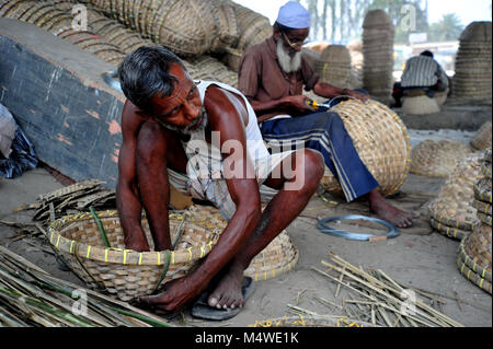 Lavoratore del Bangladesh rendendo cestello da bambù in Narayanganj vicino a Dacca in Bangladesh Foto Stock