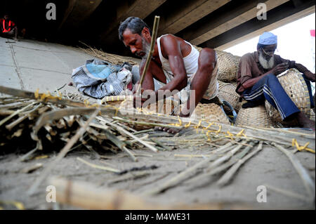 Lavoratore del Bangladesh rendendo cestello da bambù in Narayanganj vicino a Dacca in Bangladesh Foto Stock