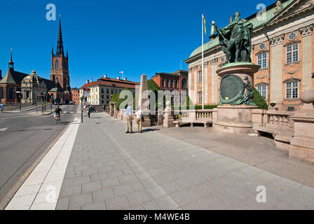 Statua di bronzo di Gustavo Erici in Riddarhustorget vicino la Riddarhuset (Casa della Nobiltà), sullo sfondo la chiesa di Riddarholmen Stoccolma, Svezia Foto Stock