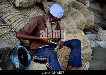 Lavoratore del Bangladesh rendendo cestello da bambù in Narayanganj vicino a Dacca in Bangladesh Foto Stock