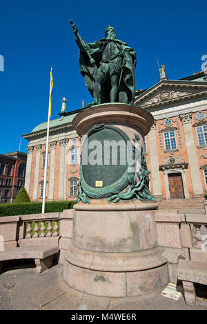 Statua di bronzo di Gustavo Erici davanti al Riddarhuset (Casa della Nobiltà), Stoccolma, Svezia Foto Stock