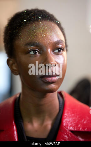 Un modello di backstage prima della Preen di Thornton Bregazzi Autunno/Inverno 2018 London Fashion Week show all'Topshop Showspace, Londra. Premere l'associazione. Picture Data: domenica 18 febbraio, 2018. Foto di credito dovrebbe leggere: Isabel Infantes/PA FILO Foto Stock