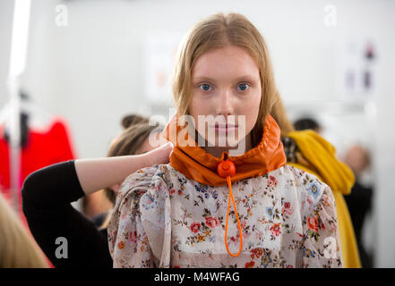 Un modello di backstage prima della Preen di Thornton Bregazzi Autunno/Inverno 2018 London Fashion Week show all'Topshop Showspace, Londra. Premere l'associazione. Picture Data: domenica 18 febbraio, 2018. Foto di credito dovrebbe leggere: Isabel Infantes/PA FILO Foto Stock