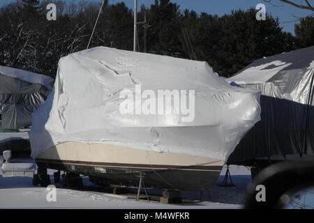 Materiale plastico termoretraibile in barca, per proteggere la barca e interno della barca da elementi d'inverno. Foto Stock