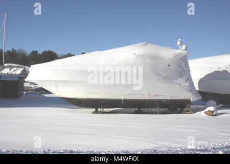 Materiale plastico termoretraibile in barca, per proteggere la barca e interno della barca da elementi d'inverno. Foto Stock