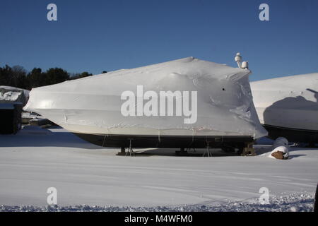 Materiale plastico termoretraibile in barca, per proteggere la barca e interno della barca da elementi d'inverno. Foto Stock