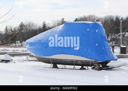 Materiale plastico termoretraibile in barca, per proteggere la barca e interno della barca da elementi d'inverno. Foto Stock