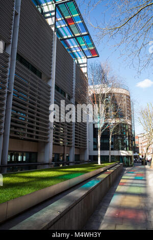 Londra, Regno Unito. 17 Febbraio, 2018. La luce del sole che cade su di Liam Gillick il vetro colorato artwork sul perimetro del sir Terry Farrell's Home Office sede, Foto Stock