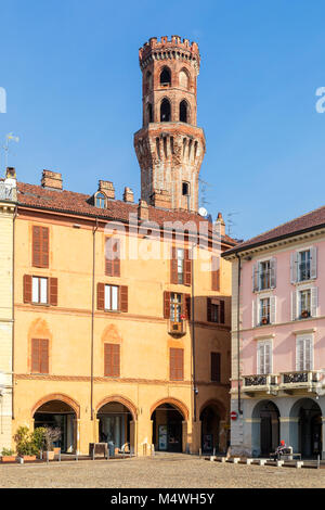 Piazza Cavour e la Torre dell'Angelo, Vercelli Piemonte, Italia Foto Stock