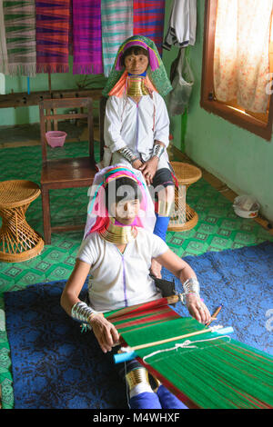 Ywama: Kayan Lahwi (Padaung) lungo collo donna tessitura telaio weaver, Lago Inle, Stato Shan, Myanmar (Birmania)