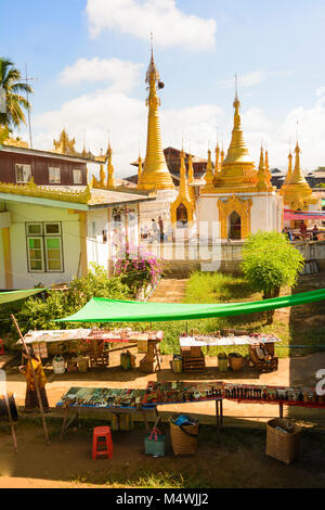 Ywama: pagode, gli stupa, mercato Lago Inle, Stato Shan, Myanmar (Birmania) Foto Stock