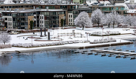 Kristiansand, Norvegia - 17 Gennaio 2018: Il Parco Otterdals coperto di neve. Fontana di acqua sul porto di Kristiansand è stato creato dall'artista Kjell Nupen. Foto Stock