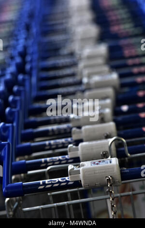 Una pila o fila di supermercato o ipermercato carrelli a Gian negozio Tesco. Shopping trollies memorizzate in una riga o in una linea di produzione di una configurazione. shopping. Foto Stock