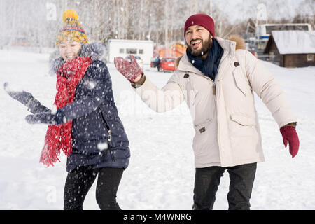 Ritratto di giovane coppia asiatica avendo divertimento nella neve godendo di giornate invernali all'aperto sulla stazione sciistica Foto Stock