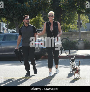 Brigitte Nielsen va a pranzo con il marito e i cani con: Brigitte Nielsen dove: Los Angeles, California, Stati Uniti quando: 18 Gen 2018 Credit: WENN.com Foto Stock