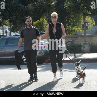 Brigitte Nielsen va a pranzo con il marito e i cani con: Brigitte Nielsen dove: Los Angeles, California, Stati Uniti quando: 18 Gen 2018 Credit: WENN.com Foto Stock