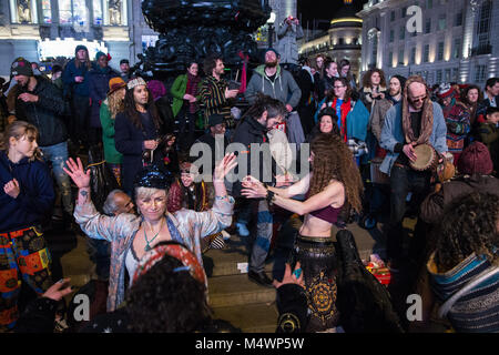 Londra, Regno Unito. 17 Febbraio, 2018. Le persone prendono parte alle fasi successive del xv recuperare amore Piccadilly Circus marciapiede di partito. La manifestazione include da Foto Stock