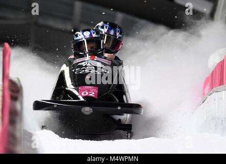 Brad Hall (GBR) e Joel Fearon (GBR). Mens 2-uomo bob. Olympic Centre di scorrimento. Alpensia. Pyeongchang2018 Olimpiadi invernali. Repubblica di Corea. 18/02/2018. Credito: Sport In immagini/Alamy Live News Foto Stock