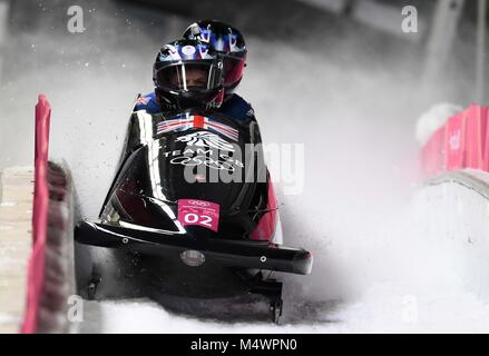 Brad Hall (GBR) e Joel Fearon (GBR). Mens 2-uomo bob. Olympic Centre di scorrimento. Alpensia. Pyeongchang2018 Olimpiadi invernali. Repubblica di Corea. 18/02/2018. Credito: Sport In immagini/Alamy Live News Foto Stock