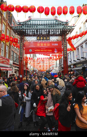 Un pranzo fuori Chinatown come le celebrazioni iniziano a segnare l'arrivo dell'anno del cane, Londra, Inghilterra, Regno Unito. Il cane è l'undicesimo animale in zodiaco cinese. I cani sono particolarmente felice in quanto essi simboleggiano la venuta di fortune e quelli nati nell'anno del cane sono detti essere cordiale e sincera, leale e affidabile. Credito: Michael Preston/Alamy Live News Foto Stock