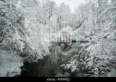 Monaco di Baviera, Germania. 18 Febbraio, 2018. Resti di una forte tempesta di neve il giorno prima come visto nel parco intorno a Monaco di Baviera Schloss Blutenburg. La gravità della caduta di neve non era stata prevista e la prossima settimana porterà brutale freddo per la città. Credito: Sachelle Babbar/ZUMA filo/Alamy Live News Foto Stock