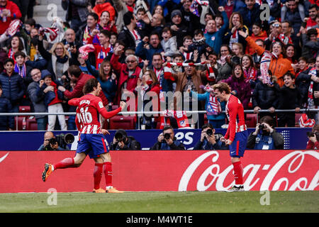 Kevin Gameiro (Atletico de Madrid) celebra il suo obiettivo che ha reso (1, 0) La Liga match tra Atlético de Madrid vs Athletic Club Bilbao alla Wanda Metropolitano stadium in Madrid, Spagna, 18 febbraio 2018. Credito: Gtres Información más Comuniación on line, S.L./Alamy Live News Foto Stock