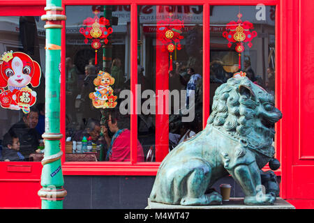 Liverpool Regno Unito. 18 febbraio 2018. Per coloro che godono di un pasto in un ristorante Cinese nell'area di Chinatown di Liverpool per celebrare il capodanno cinese. Credito: Ken Biggs/Alamy Live News Foto Stock