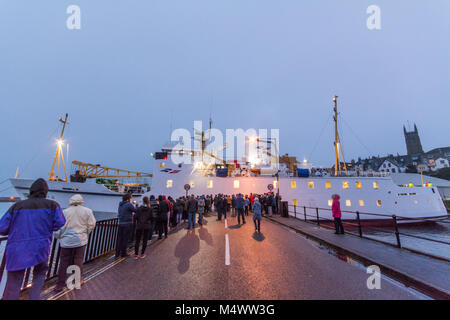 Penzance, Cornwall, Regno Unito. 18 feb 2018. Il Scillonian traghetto passeggeri lascia inverno secco dock a Penzance, tramite il ross ponte girevole. La gente del posto è venuto fuori per guardare il manouvre che è andato senza glitch, nonostante avente soltanto a pochi metri di ricambio. Il Scillonian conduce i passeggeri e cargo verso le isole Scilly dalla terraferma. Credito: Simon Maycock/Alamy Live News Foto Stock