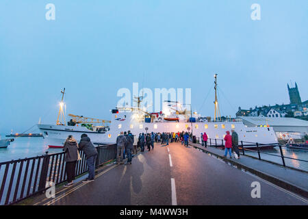 Penzance, Cornwall, Regno Unito. 18 feb 2018. Il Scillonian traghetto passeggeri lascia inverno secco dock a Penzance, tramite il ross ponte girevole. La gente del posto è venuto fuori per guardare il manouvre che è andato senza glitch, nonostante avente soltanto a pochi metri di ricambio. Il Scillonian conduce i passeggeri e cargo verso le isole Scilly dalla terraferma. Credito: Simon Maycock/Alamy Live News Foto Stock