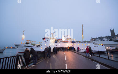 Penzance, Cornwall, Regno Unito. 18 feb 2018. Il Scillonian traghetto passeggeri lascia inverno secco dock a Penzance, tramite il ross ponte girevole. La gente del posto è venuto fuori per guardare il manouvre che è andato senza glitch, nonostante avente soltanto a pochi metri di ricambio. Il Scillonian conduce i passeggeri e cargo verso le isole Scilly dalla terraferma. Credito: Simon Maycock/Alamy Live News Foto Stock