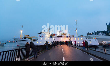 Penzance, Cornwall, Regno Unito. 18 feb 2018. Il Scillonian traghetto passeggeri lascia inverno secco dock a Penzance, tramite il ross ponte girevole. La gente del posto è venuto fuori per guardare il manouvre che è andato senza glitch, nonostante avente soltanto a pochi metri di ricambio. Il Scillonian conduce i passeggeri e cargo verso le isole Scilly dalla terraferma. Credito: Simon Maycock/Alamy Live News Foto Stock