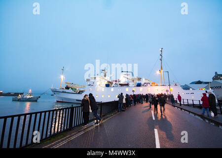 Penzance, Cornwall, Regno Unito. 18 feb 2018. Il Scillonian traghetto passeggeri lascia inverno secco dock a Penzance, tramite il ross ponte girevole. La gente del posto è venuto fuori per guardare il manouvre che è andato senza glitch, nonostante avente soltanto a pochi metri di ricambio. Il Scillonian conduce i passeggeri e cargo verso le isole Scilly dalla terraferma. Credito: Simon Maycock/Alamy Live News Foto Stock