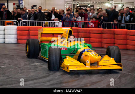 Nigel Mansell CBE, alla guida di Michael Schumacher la Benetton 1993 193B auto di Formula Uno giù il Grand Avenue duringh il 2018 London Classic Car Show Foto Stock