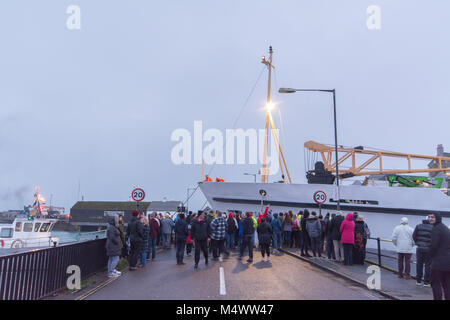 Penzance, Cornwall, Regno Unito. 18 feb 2018. Il Scillonian traghetto passeggeri lascia inverno secco dock a Penzance, tramite il ross ponte girevole. La gente del posto è venuto fuori per guardare il manouvre che è andato senza glitch, nonostante avente soltanto a pochi metri di ricambio. Il Scillonian conduce i passeggeri e cargo verso le isole Scilly dalla terraferma. Credito: Simon Maycock/Alamy Live News Foto Stock