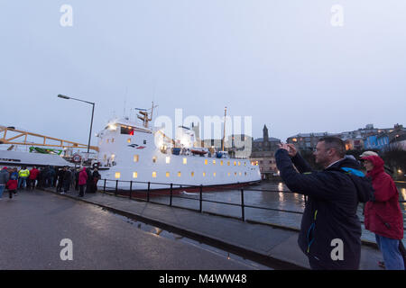 Penzance, Cornwall, Regno Unito. 18 feb 2018. Il Scillonian traghetto passeggeri lascia inverno secco dock a Penzance, tramite il ross ponte girevole. La gente del posto è venuto fuori per guardare il manouvre che è andato senza glitch, nonostante avente soltanto a pochi metri di ricambio. Il Scillonian conduce i passeggeri e cargo verso le isole Scilly dalla terraferma. Credito: Simon Maycock/Alamy Live News Foto Stock